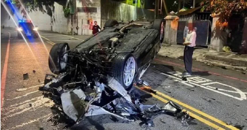 高雄500萬奧迪跑車自撞翻車！車頭全毀零件四散　驚悚畫面曝