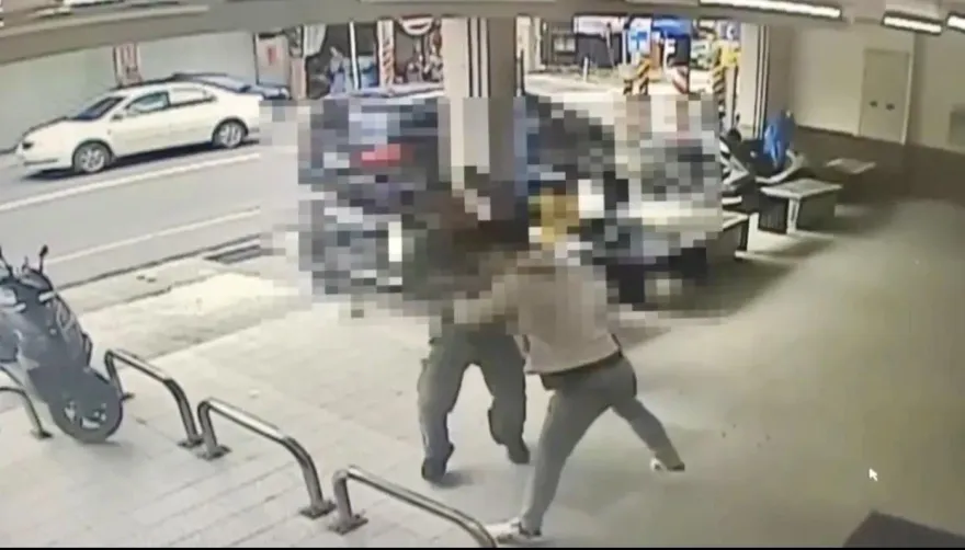 影/2男行車糾紛拿空氣槍、矽利康膠槍扭打　新北警逮人送辦