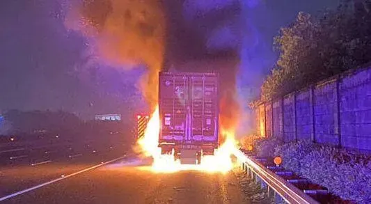 緊急「身首分離」避災！國1溪州段火燒貨櫃車　駕駛急停路肩開走車頭逃命