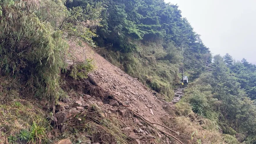 快訊/玉山邊坡也崩了！主峰步道「土石覆蓋20m」　玉管處緊急宣布：暫停入園