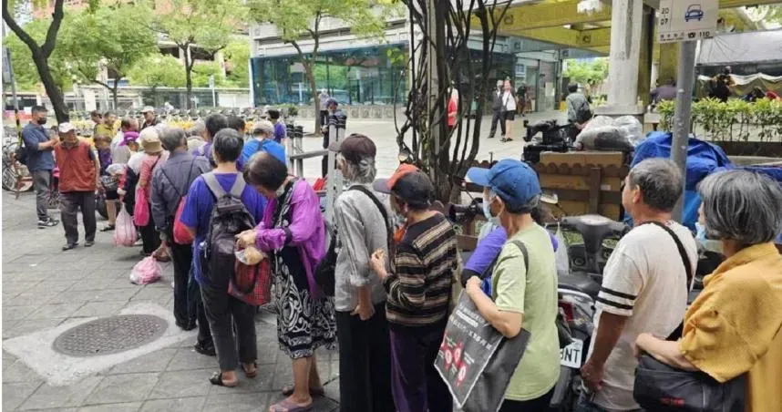 愛心被濫用！義工忍無可忍控：街友愛心餐被「專門戶」整袋提去賣