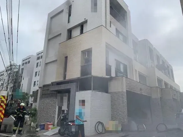快訊/高雄大寮工廠宿舍火警！機車燒到剩殘骸　起火原因釐清中