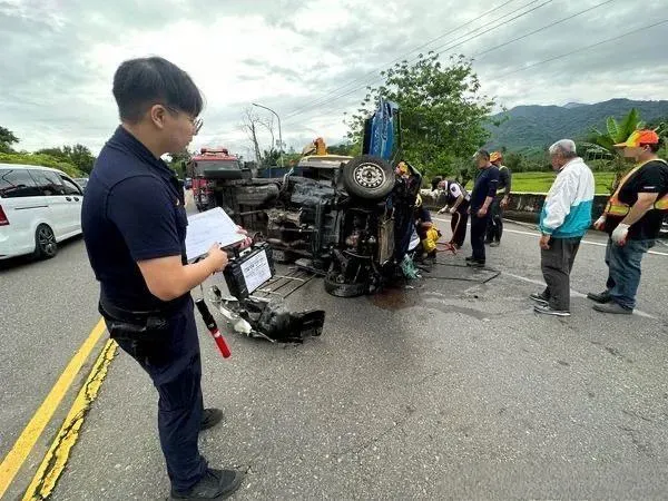 快訊/超車不慎出事！南橫公路55.2k「小貨車被撞側翻」駕駛受困