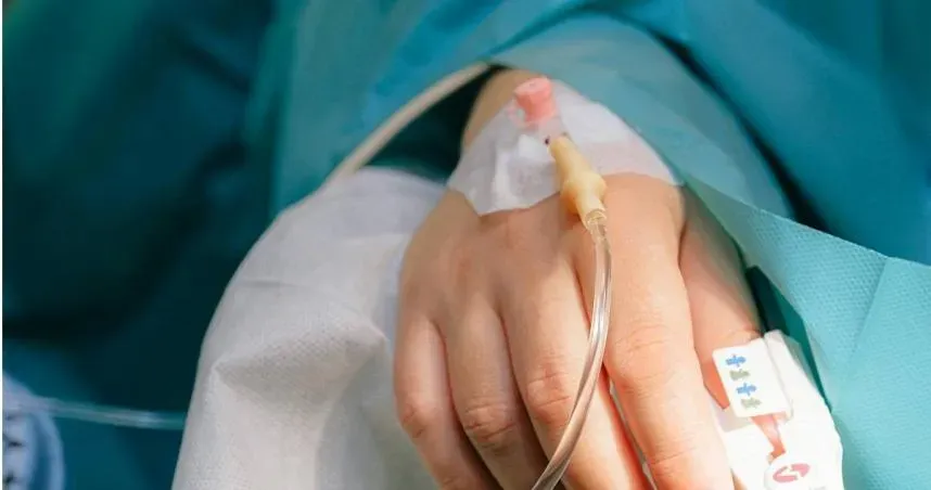 9旬翁中風進ICU…家屬冷淡不理醫護　醫師曝原委「原來有洋蔥」