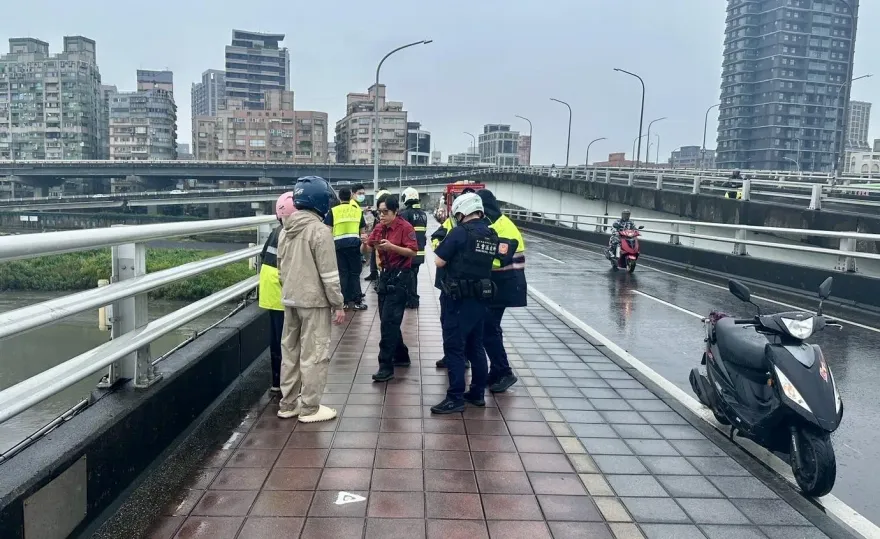 快訊/台北橋女子騎車上橋一躍而下　消防人員下艇河面搜尋