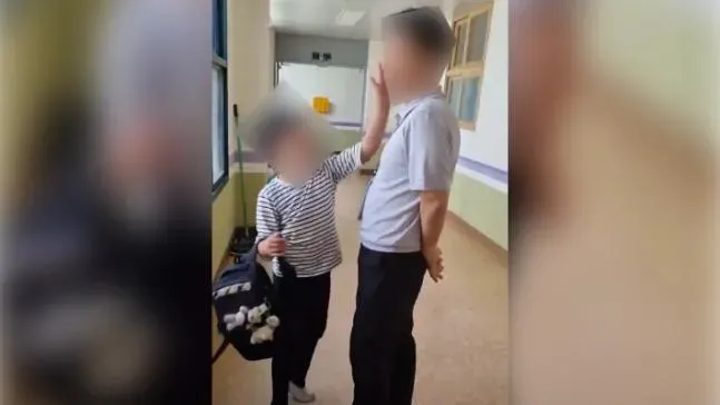 影/熊孩子有熊家長！南韓小學生「狂搧副校長巴掌」　母親赴校竟毆打班導