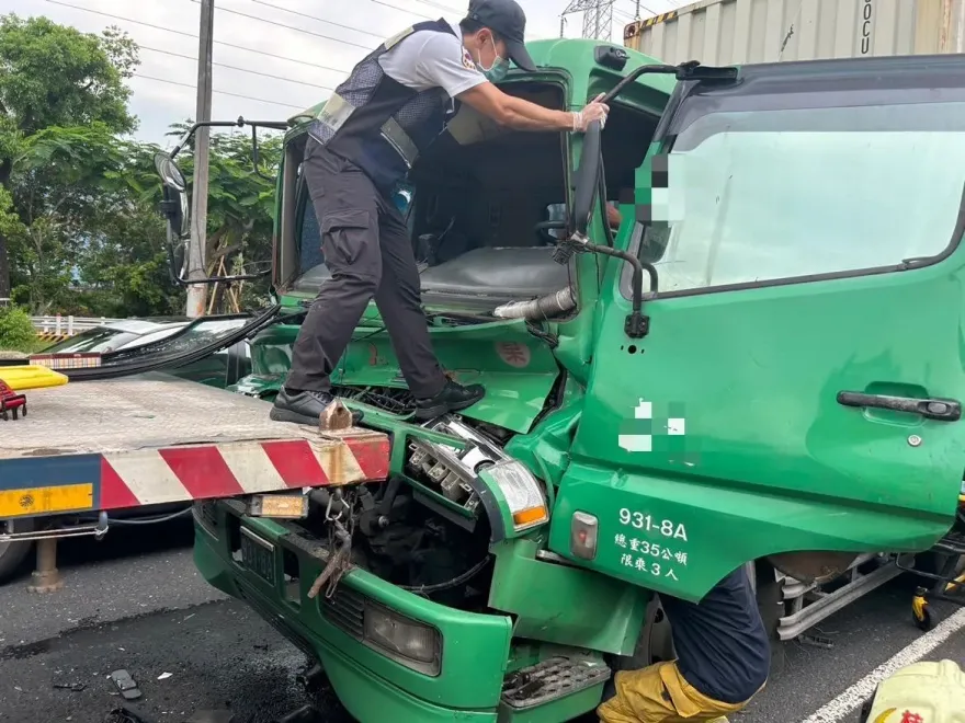 快訊/高雄追尾恐怖車禍！大貨車猛撞拖板車　車頭凹陷變形…駕駛受困