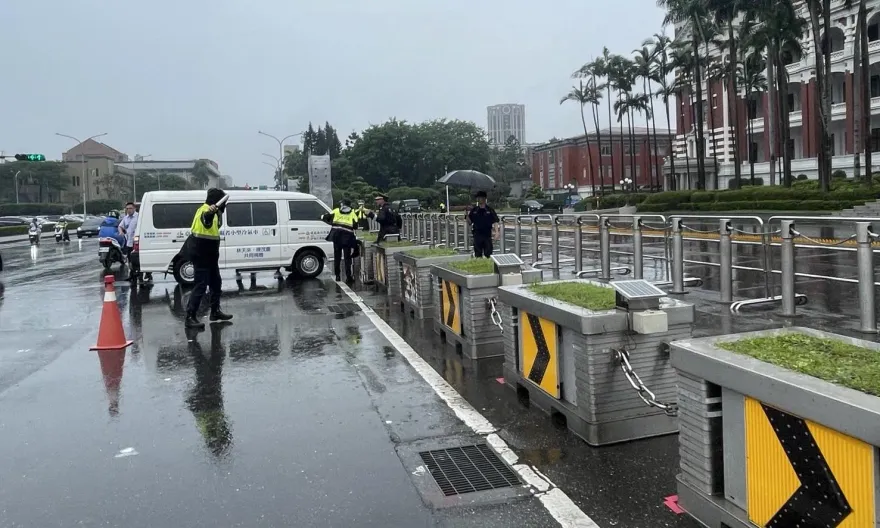 快訊/總統府前事故！男尿急忘拉手煞車　廂型車滑300米撞花台