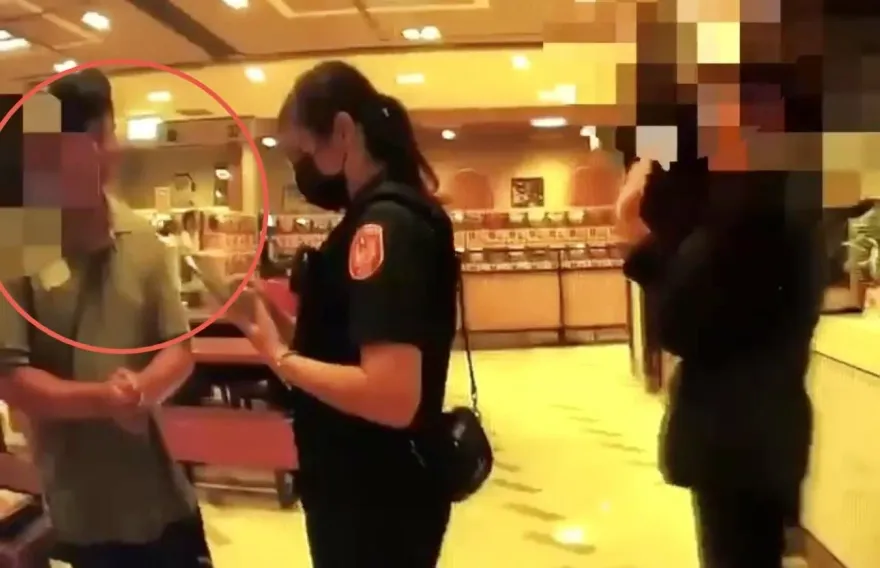 影/我的麵咧？男子美食街用餐一半上廁所　回來竟整碗被捧去吃