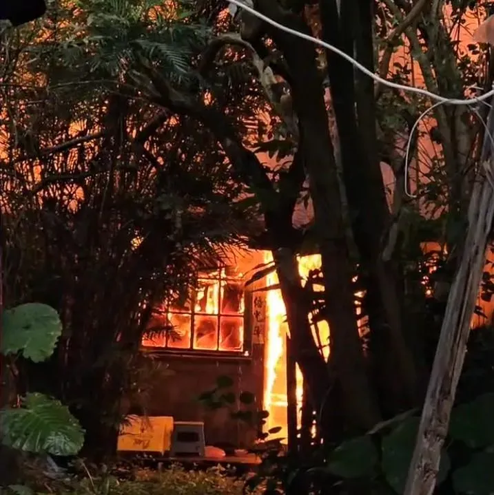 影/宜蘭慶和街木造民宅大火！8旬獨居翁明顯死亡　家屬悲痛：才準備安排去安養院