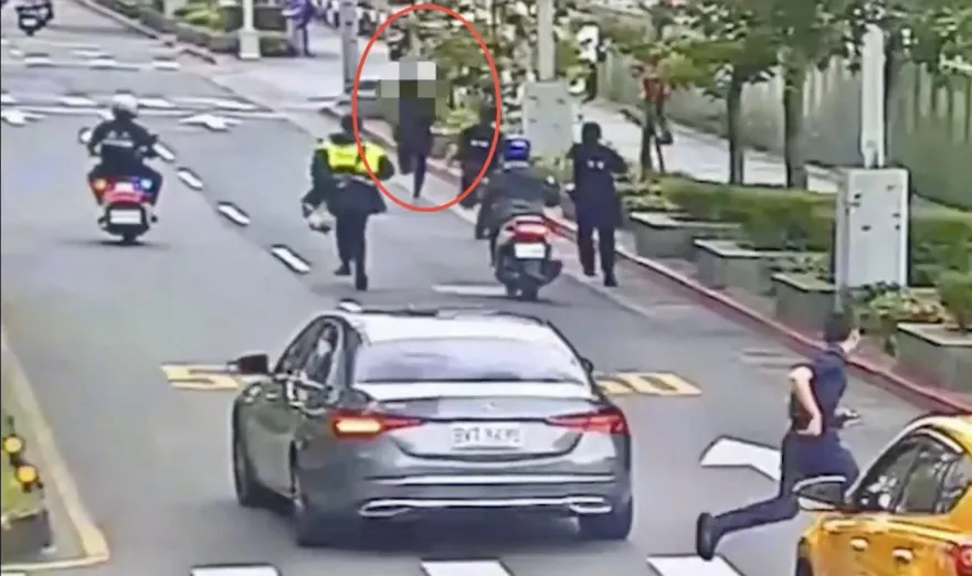 影/你跑不掉了！逾期居留越籍男見警棄車奔逃　4警街頭狂追壓制