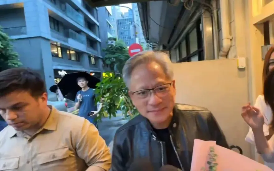 影/重承諾的真男人！黃仁勳抽空訪私廚喝雞湯　桌上大方留800美金