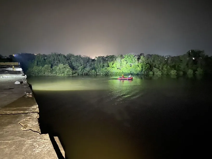 快訊/台南父子夜釣！爸爸突落水生死未卜　警消派救生艇搜救