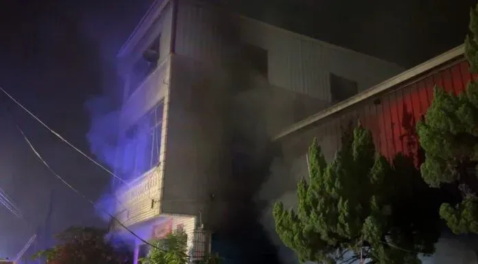 高雄岡山透天厝深夜大火「狂燒2戶」！黑煙竄天際　屋主妻命危緊急送醫