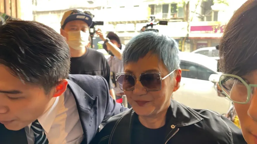 捲黃子佼事件神隱多時！張小燕現身邱瓈寬母靈堂致意　低調回應身體狀況