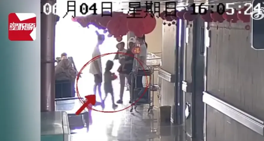 影/女童醫院走廊玩鬧...掉進開水桶重度燒傷　法院判監護人、院方等4方擔責