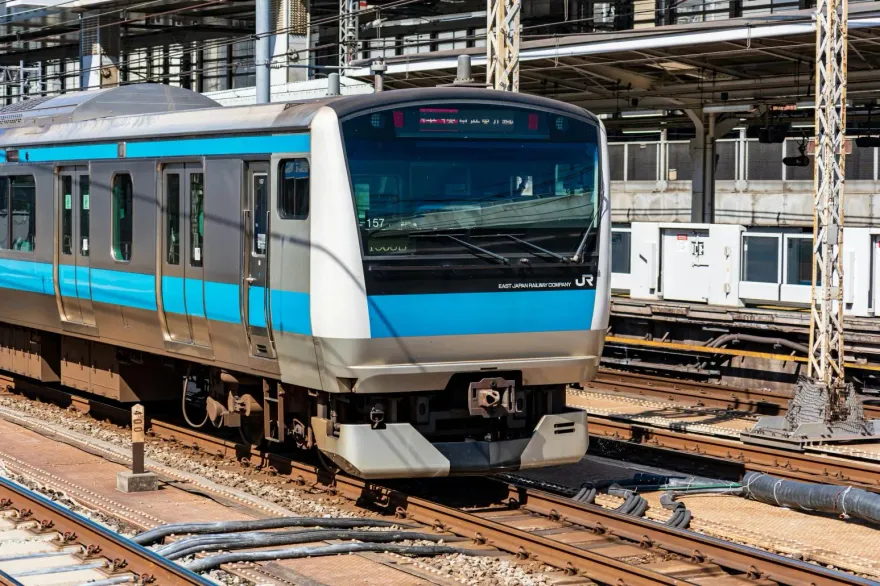 「雙刀怪客」喝醉闖日本JR橫濱站...還搭上電車　影響3500乘客