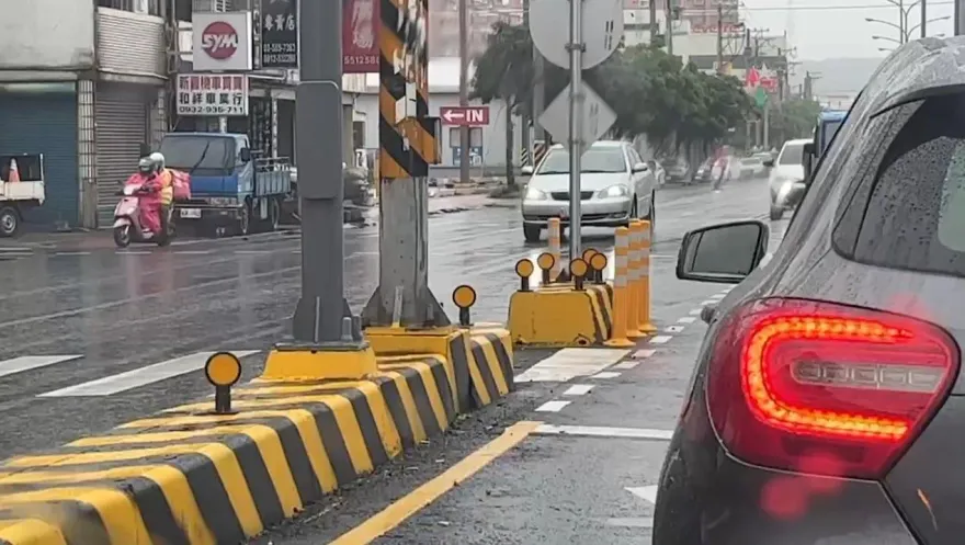 影/新竹行人庇護島頻頻遭撞！汽車轉彎「切西瓜」很愛騎上來　將增設防撞桿
