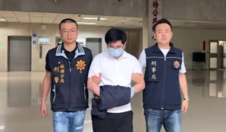 影/無業男假扮政商名流偽造派令公文　還買花送自己撐場面PO網炫耀