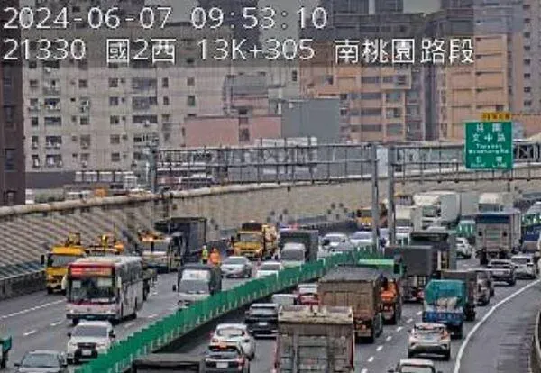 快訊/國道2號南桃園段「驚傳火燒車」！車流回堵5公里　警消急灌救