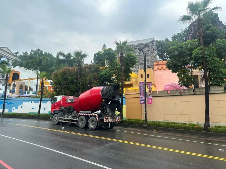 快訊/義大世界外驚悚車禍！女騎士遭水泥車猛撞一度OHCA　送醫搶救後幸無礙