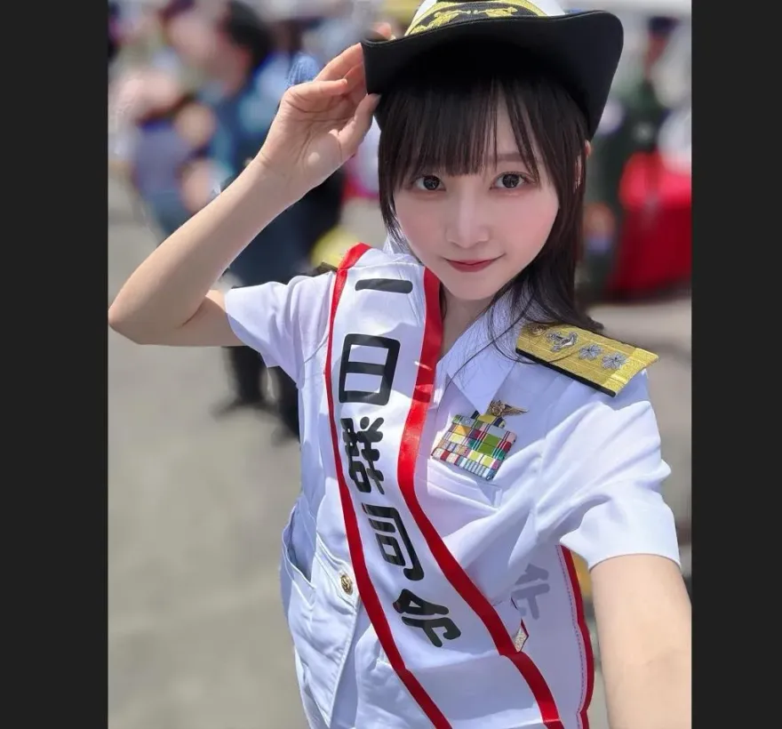 「正妹司令官」亞洲爆紅！純白軍裝美照瘋傳　真實身分是大學生藝人