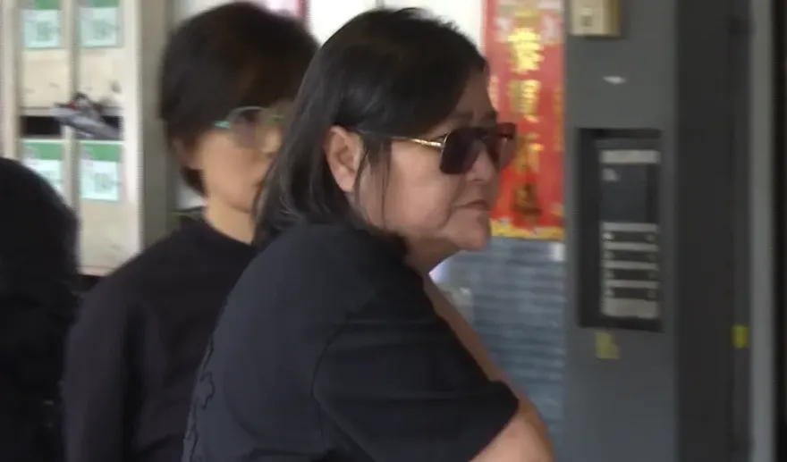邱瓈寬喪母消瘦！駐足靈堂外3分鐘　看「奉花芳名錄」落淚