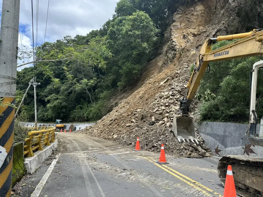 影/奧萬大道路崩坍緊急休園3天　八通關越道東埔段土石掩埋交通中斷