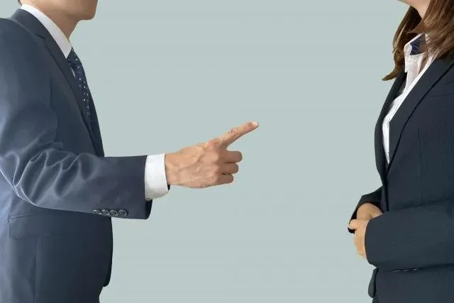 男主管要求「陪出差」！女下屬拒「潛規則」反遭踢出公司群組…怒曝光證據
