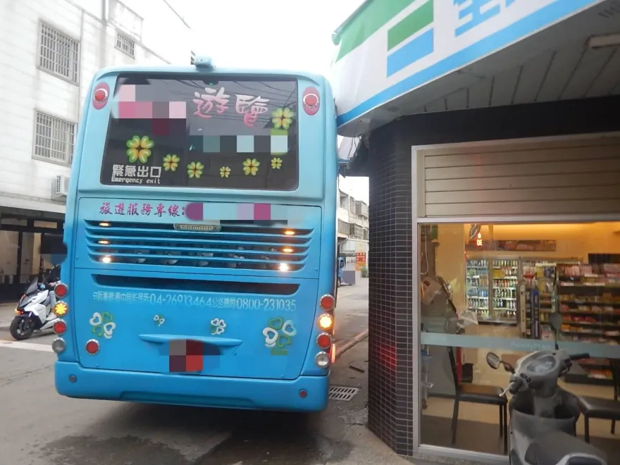 影/台中安親班遊覽車右轉小巷未注意！「扯掉」全家超商招牌　驚險瞬間曝