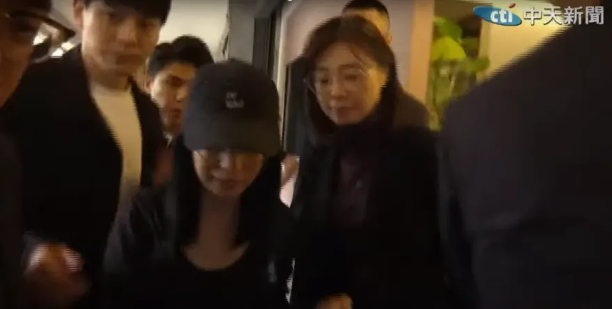 影/黃嘉千赴邱瓈寬母靈堂落淚！　張宇、楊貴媚、王振復現身弔唁