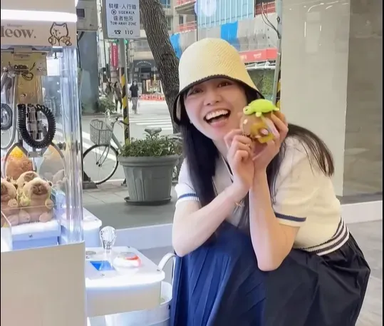 高嘉瑜近況曝光！只花10塊錢就夾到「水豚君」：太開心了
