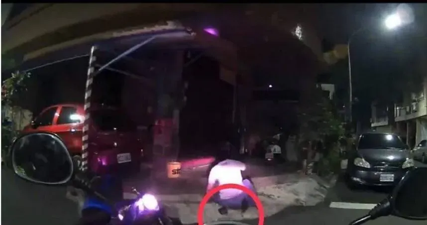 高雄毒犯無帽飛車甩警！沿途自摔不忘丟棄毒品　藏身衣櫃遭揪出