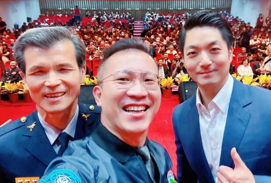 警察節前夕北市警局舉辦金吾獎　蔣萬安主持頒獎與李西河開心自拍