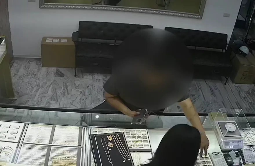 快訊/台中大里銀樓爆竊盜案！中年男偷走黃金墜子逃逸　警方追緝中