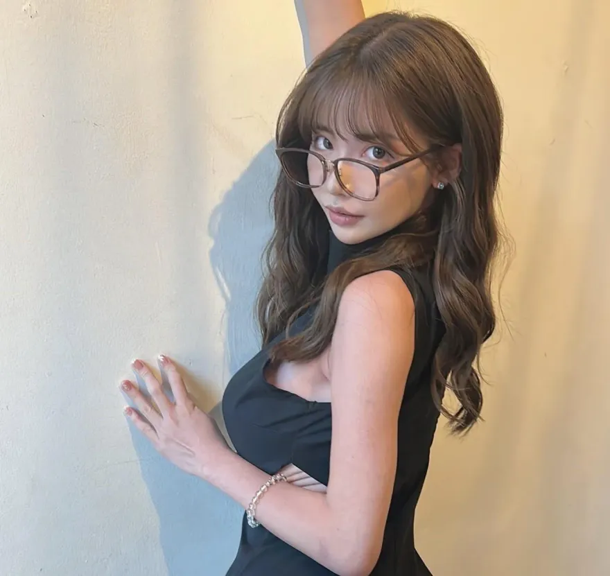深田詠美曬清涼泳裝疑整壞了　「最強人造人」臀部形狀呈詭異方形