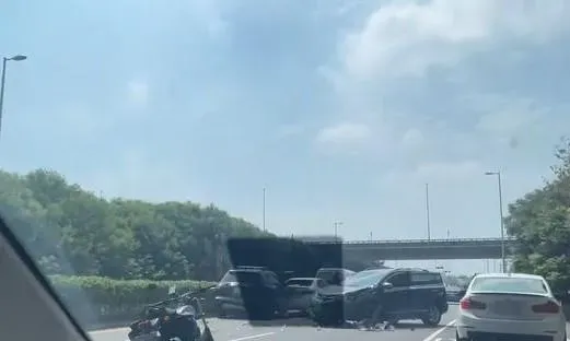 快訊/草屯交流道南下出口「4車撞一團」！小五男童噴鼻血、女駕駛頭暈　先後送急診