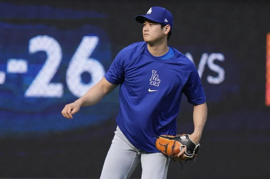 影/大谷翔平神操作！賽前練投「失手誤擊球迷」　親送簽名球陪禮