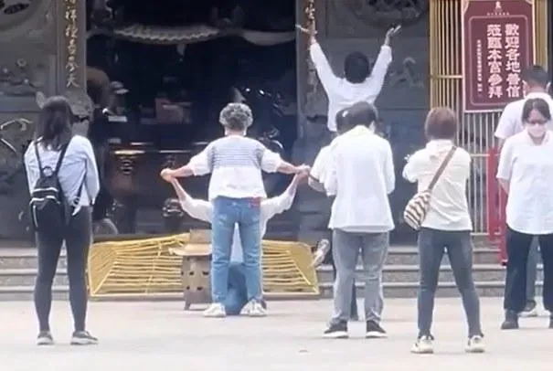 北港武德宮前「九天玄女阿姨團」降肉！撒花轉圈　有作法FU