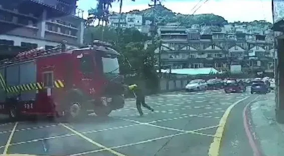 快訊/人肉擋車生死一瞬！基隆消防車「無拉手煞」衝出　撞電桿停住