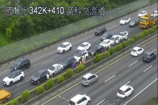 快訊/國1南下「8車追撞」！高科交流道「撞成直直一排」