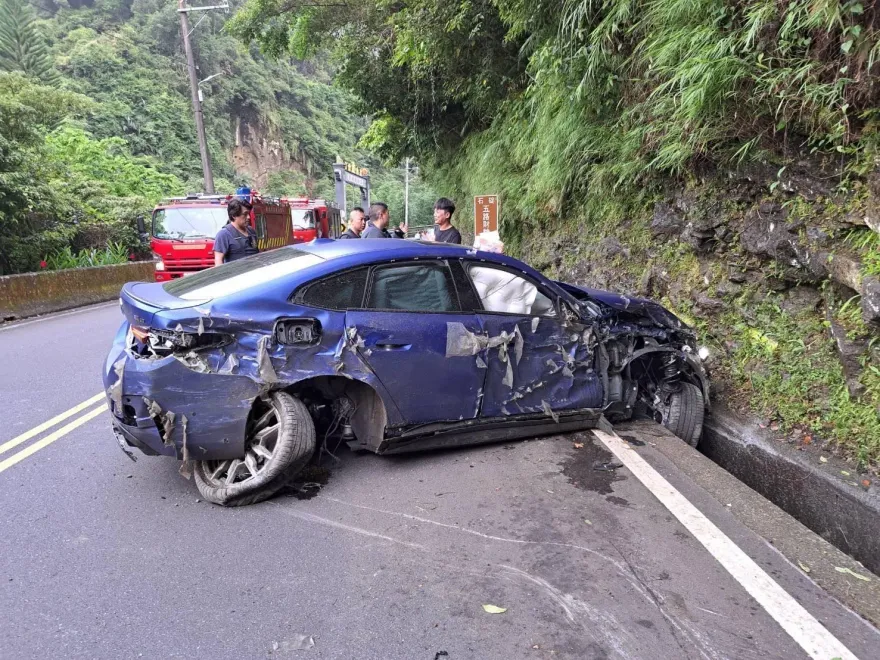 快訊/彎不過變填海！石碇BMW「300萬純電跑車」撞山壁全爛了