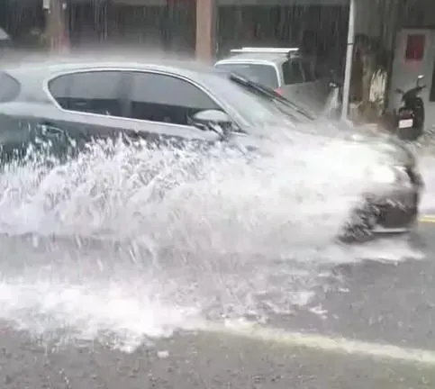 影/大雷雨灌南投縣！路面積水急移車　民眾無奈：又淹水了