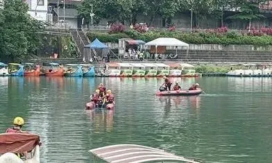 快訊/端午第2天碧潭吊橋男墜河！遊客嚇壞　尋獲2小時送醫亡