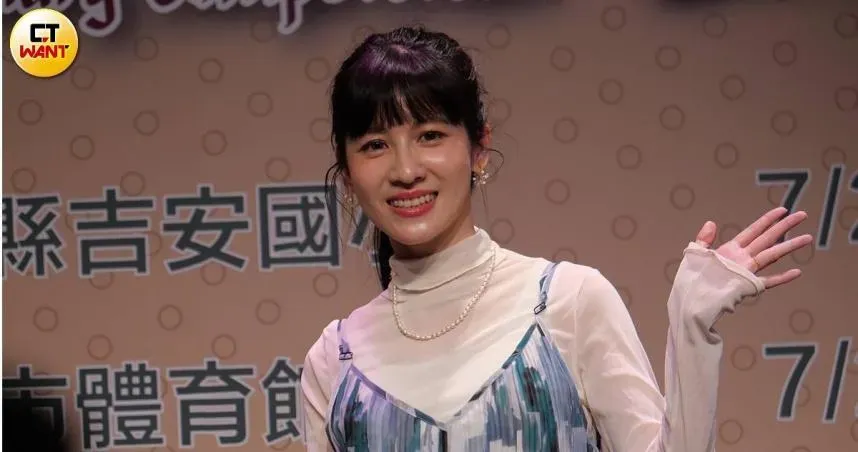 昔爆「戀上女作家」！連俞涵站路邊等待李屏瑤接送　真實相處狀態曝光