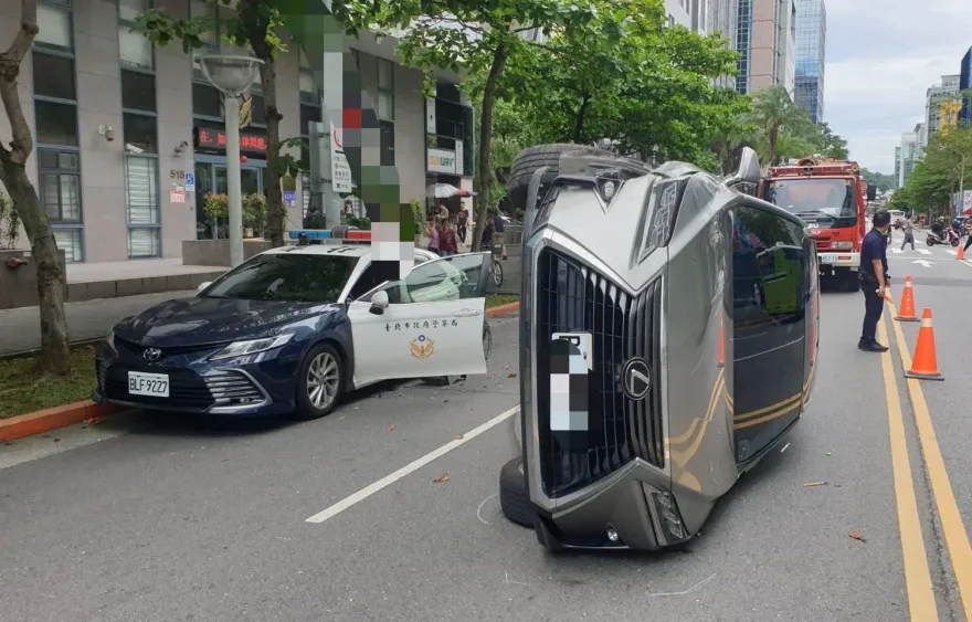 快訊/內湖警車押人犯「派出所前遭撞」！肇事車側翻　男稱「被蟲嚇到」