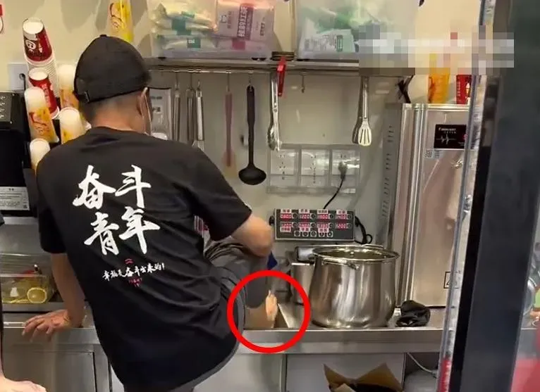飲料店水槽變「洗腳池」畫面瘋傳…店家辯「處理燙傷」 網傻眼：你信嗎？