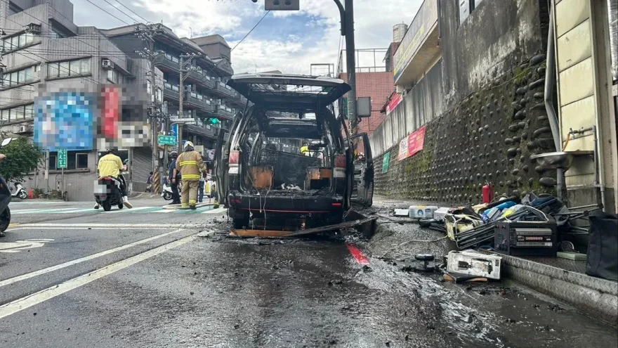 快訊/基隆驚傳火燒車！廂型車遭烈火吞噬　黑煙直竄嚇壞路人