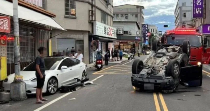 雲林街頭驚見自撞「烏龜翻」！特斯拉「違停遭波及」　車主下場慘了