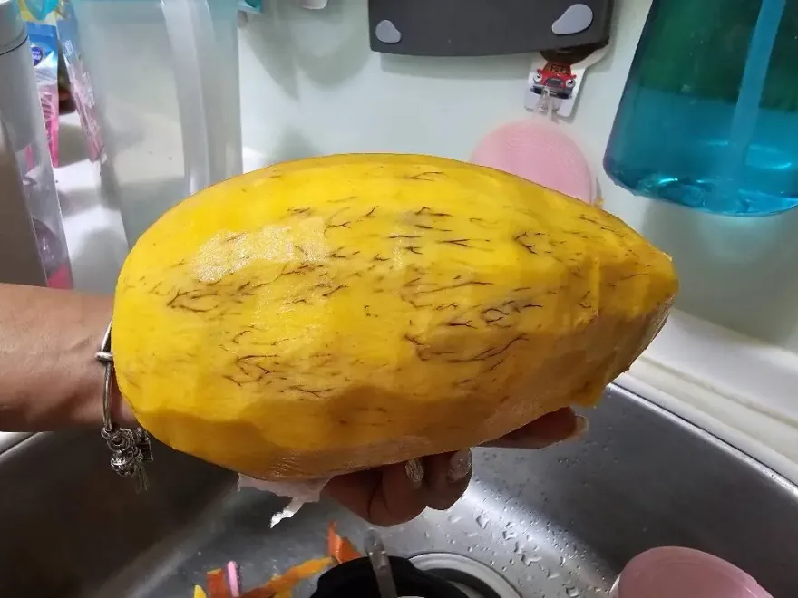 長腿毛？他買到超詭異「有毛」玉文芒果　農業部釋疑：可以吃！